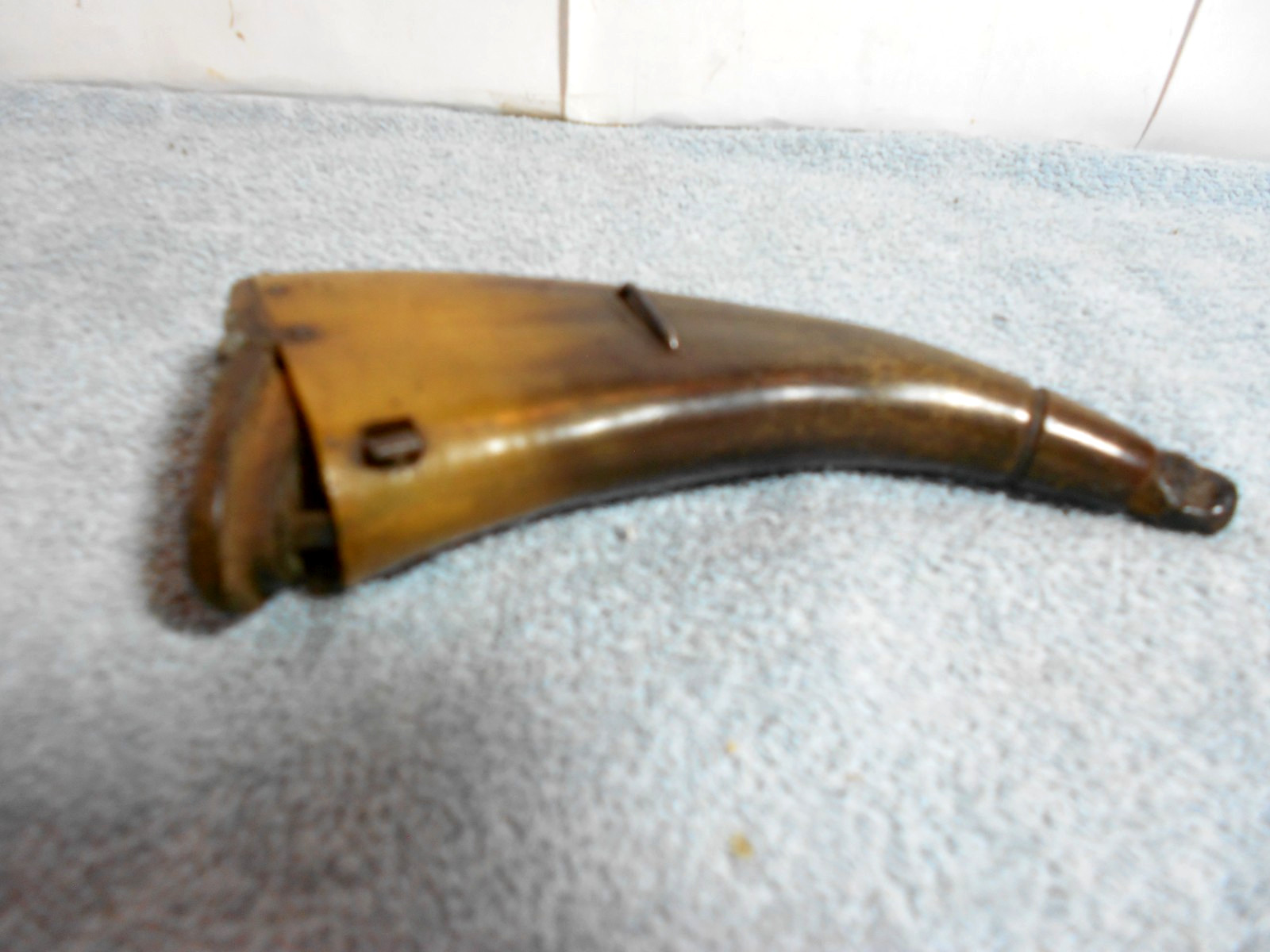 ANTIQUE 19th CENTURY GUN POWDER HORN MUZZLE LOADER FLIP TOP TO FILL - 6in - Z590