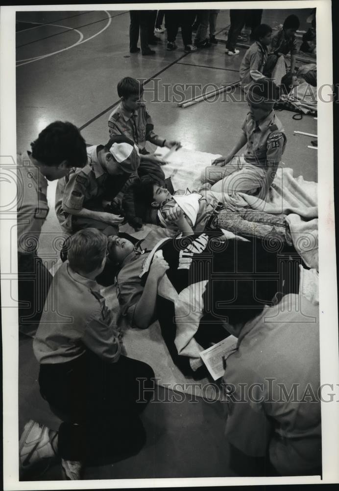 1998 Press Photo Boy Scouts working on first aid problems with two ice fishermen