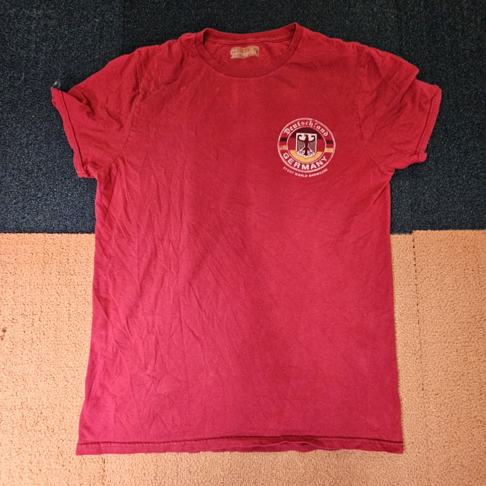 Damaged* Disney Parks germany epcot world showcase Adult T-Shirt Small Red k1a