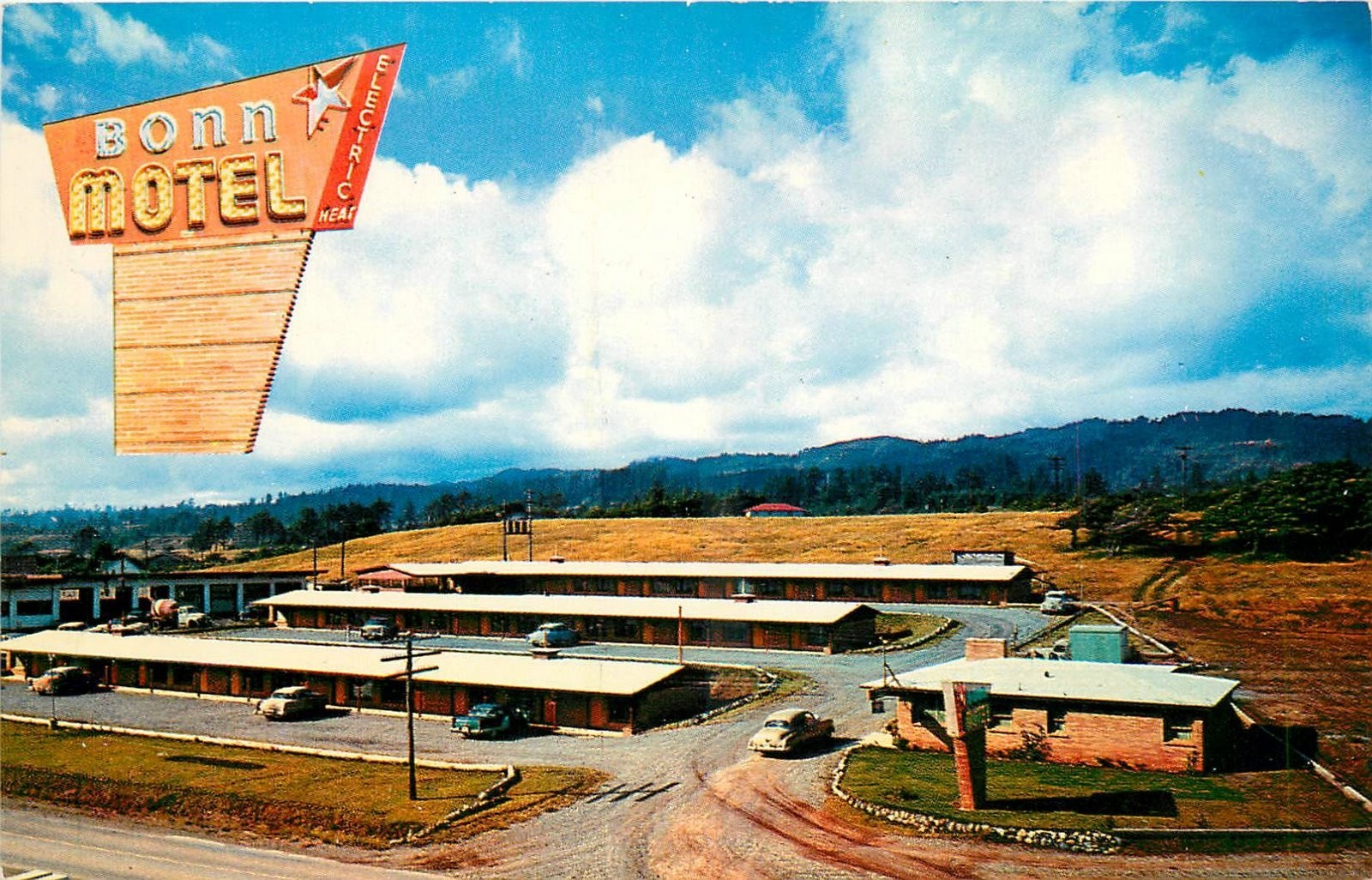1950s Brookings Oregon Bonn Motel Aerial View autos Western Sales Postcard 25-86