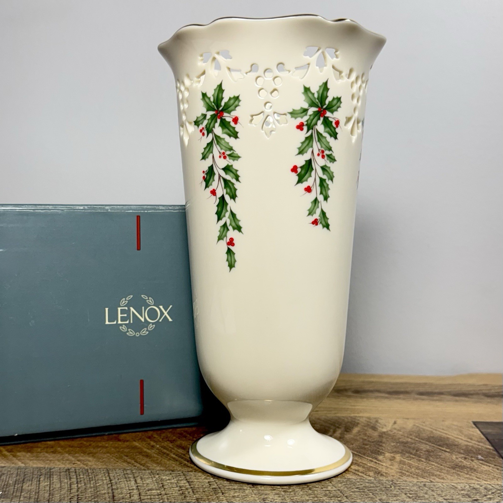 Lenox - Holiday - Dimension Pierced Holly Berry Vase Gold Trim 7\