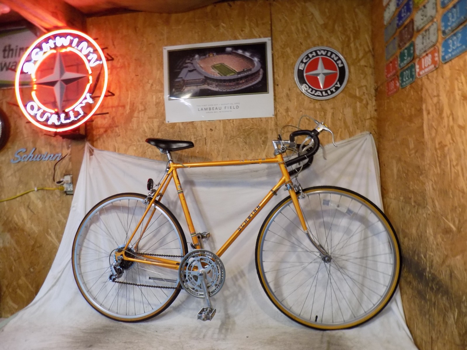 1977 SCHWINN LE TOUR III MENS 10-SPEED ROAD BIKE SUPER SPORT VOYAGEUR 12 VINTAGE