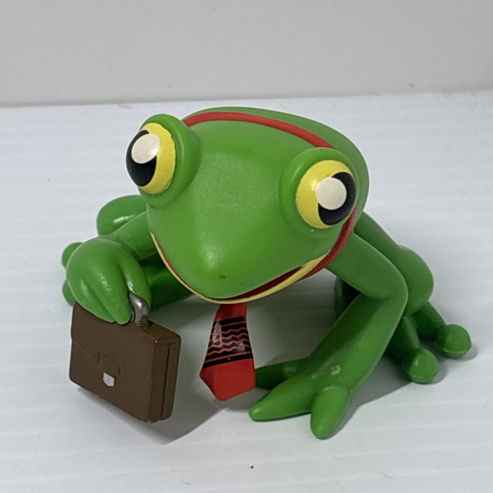 Frogger Vinyl Figure FUNKO KONAMI GREEN FROG BRIEFCASE & TIE 2.5