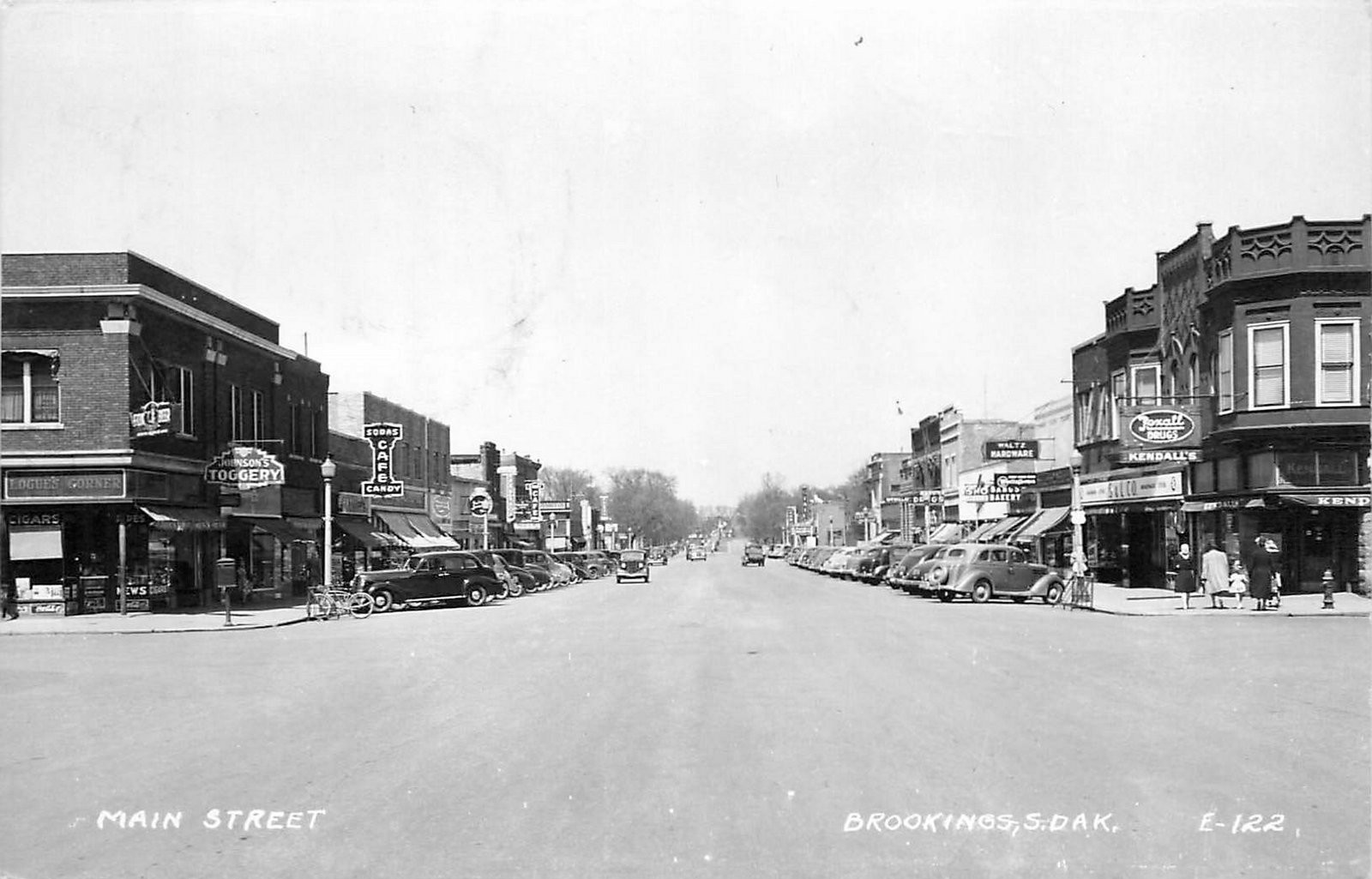 1950 Brookings South Dakota Main Street autos RPPC Postcard 25-8019