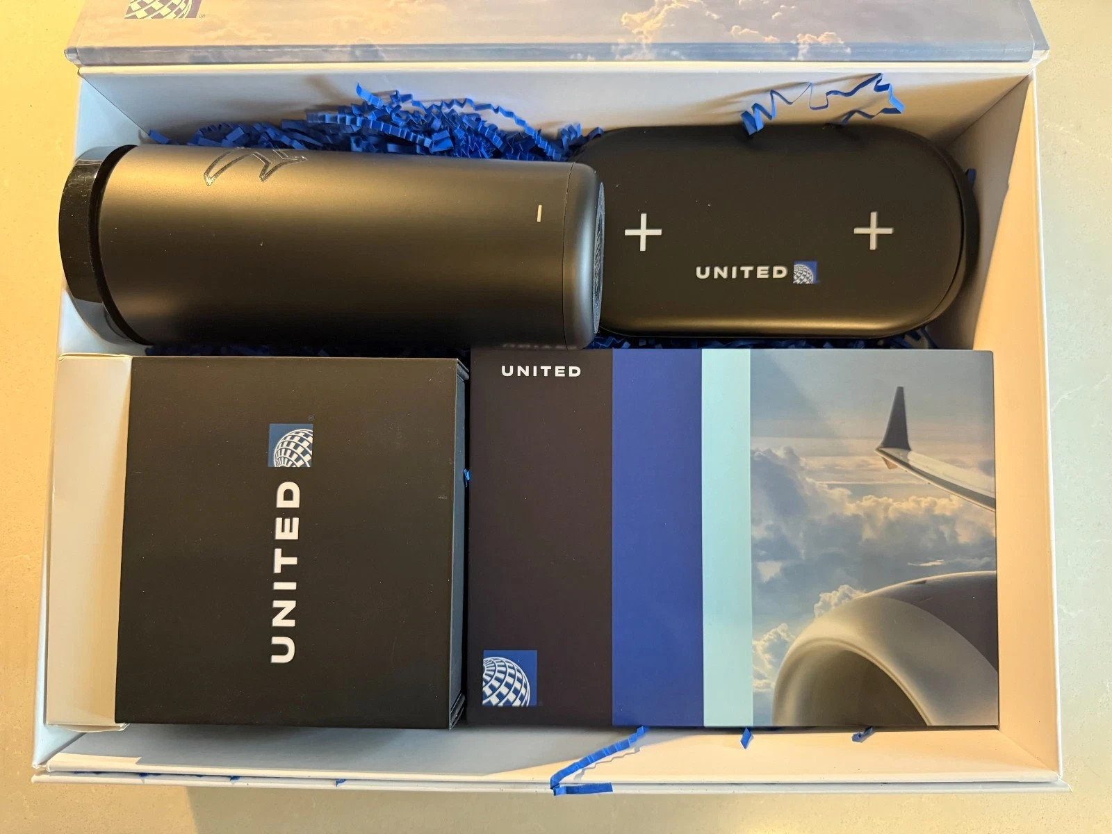 United Airlines Global Services 2026 Kit - BBTEK EarBuds, Warming mug, Charger