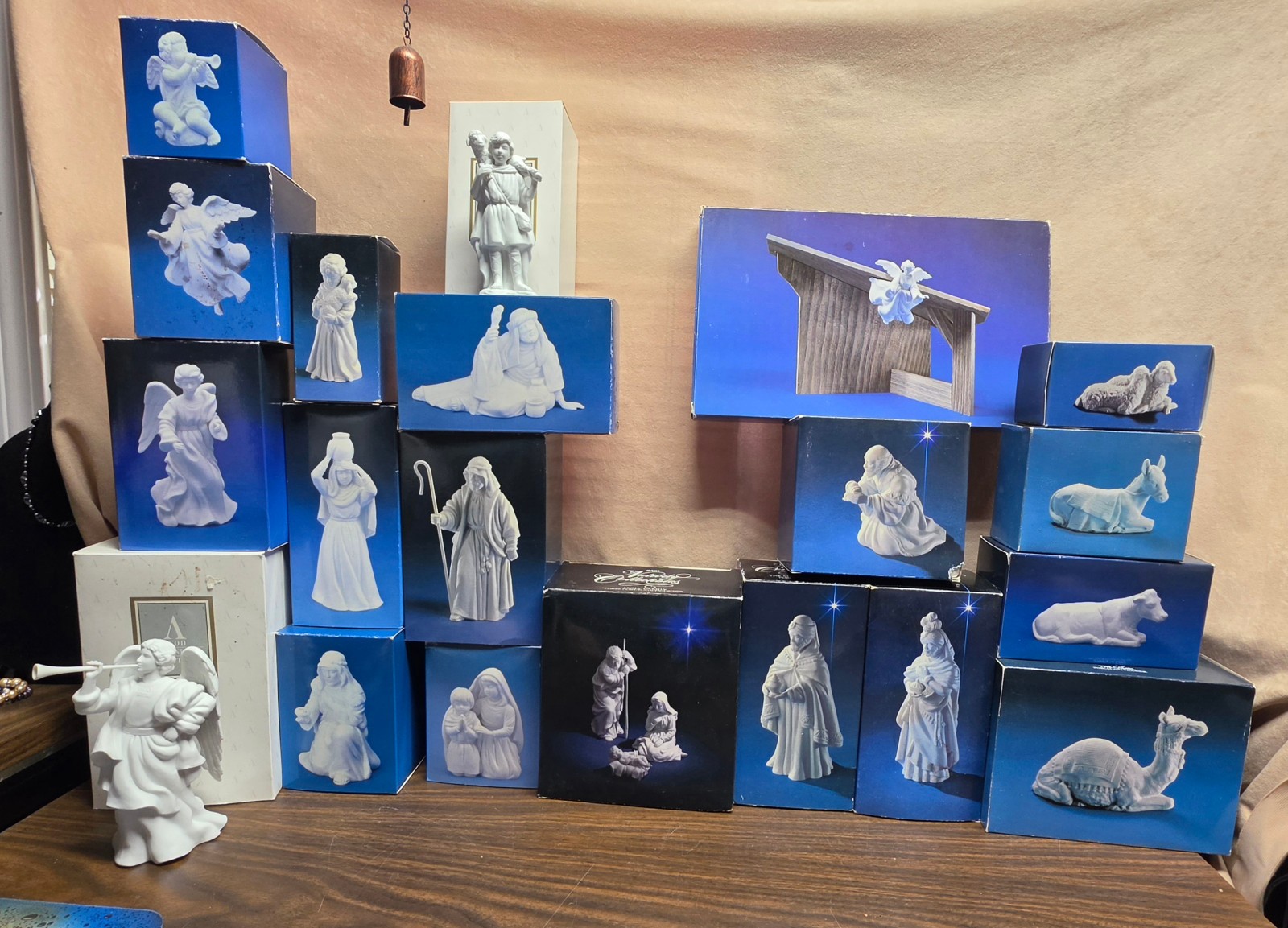 AVON NATIVITY COLLECTIBLES SET - 22 Piece 21 Figurines Mint Figures New Creche