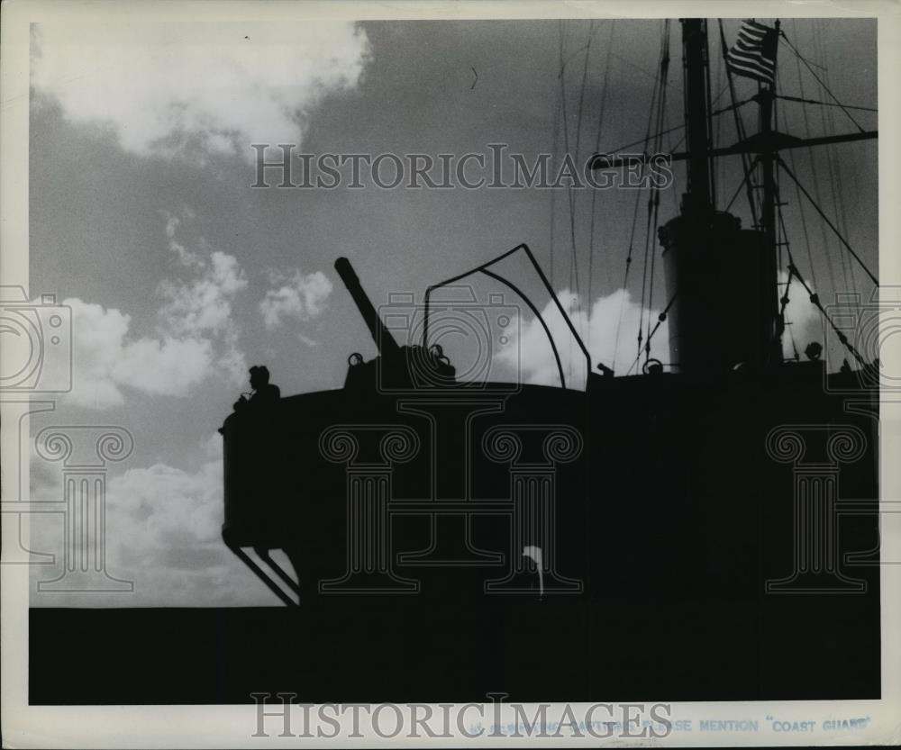 1944 Press Photo Guard Watches For Enemies From Coast Guard Cutter in Atlantic