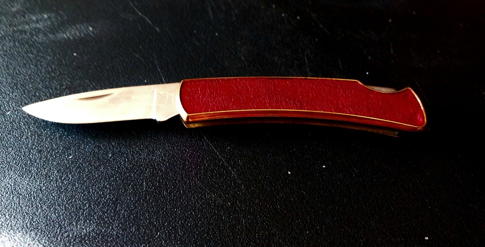 Buckskin knife model 529E2, red shark inlay