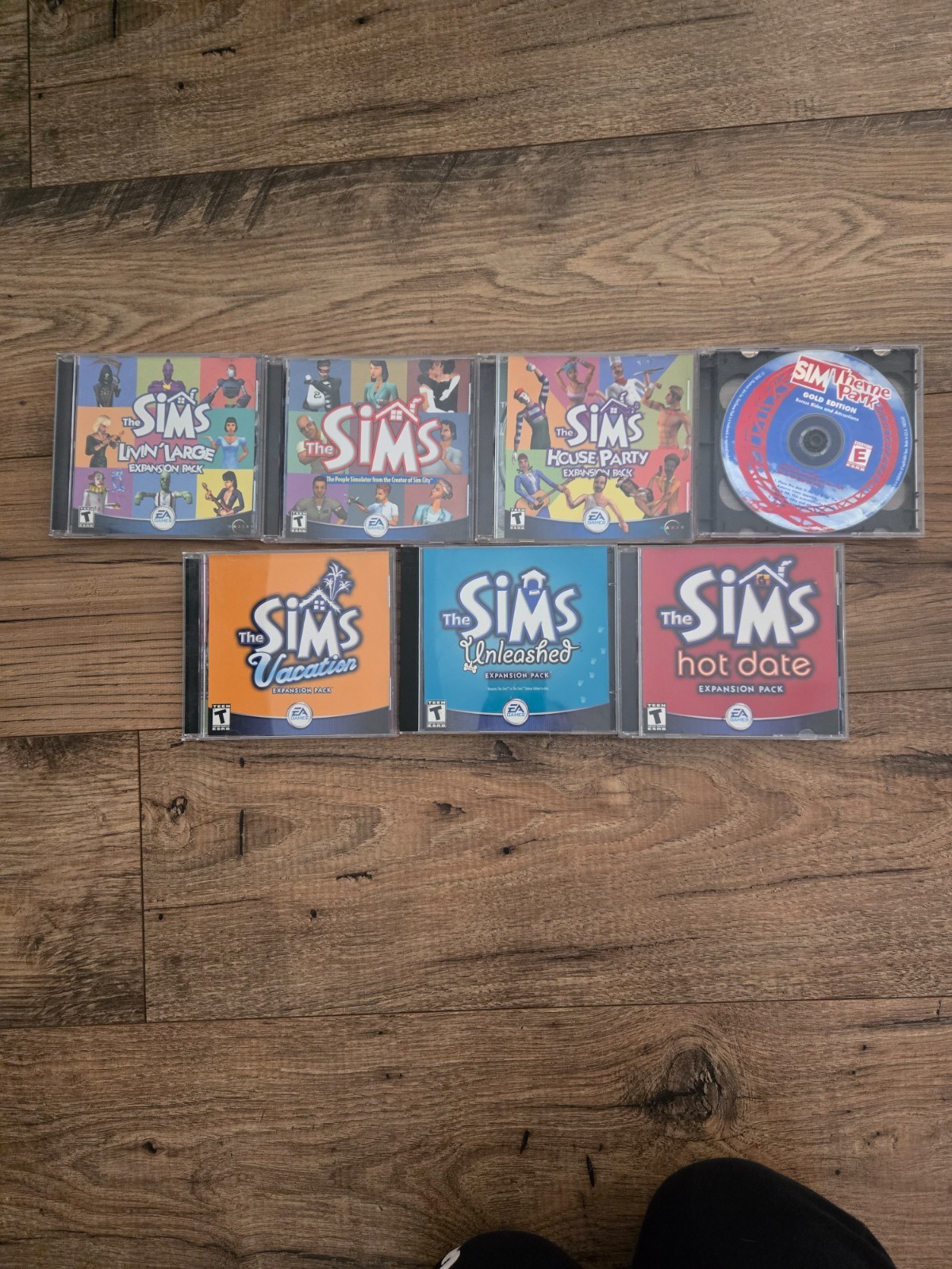 The Sims vintage PC cd-rom games very good condition recommended.