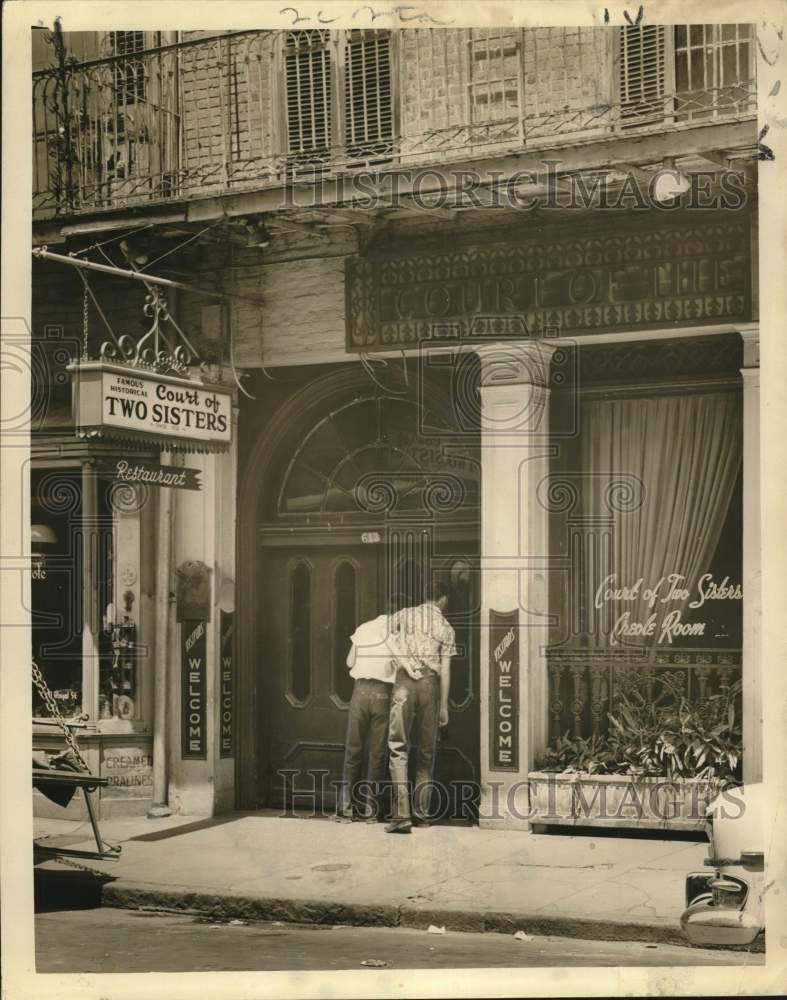 1956 Press Photo Visitors peer into closed Court of Two Sisters in New Orleans.