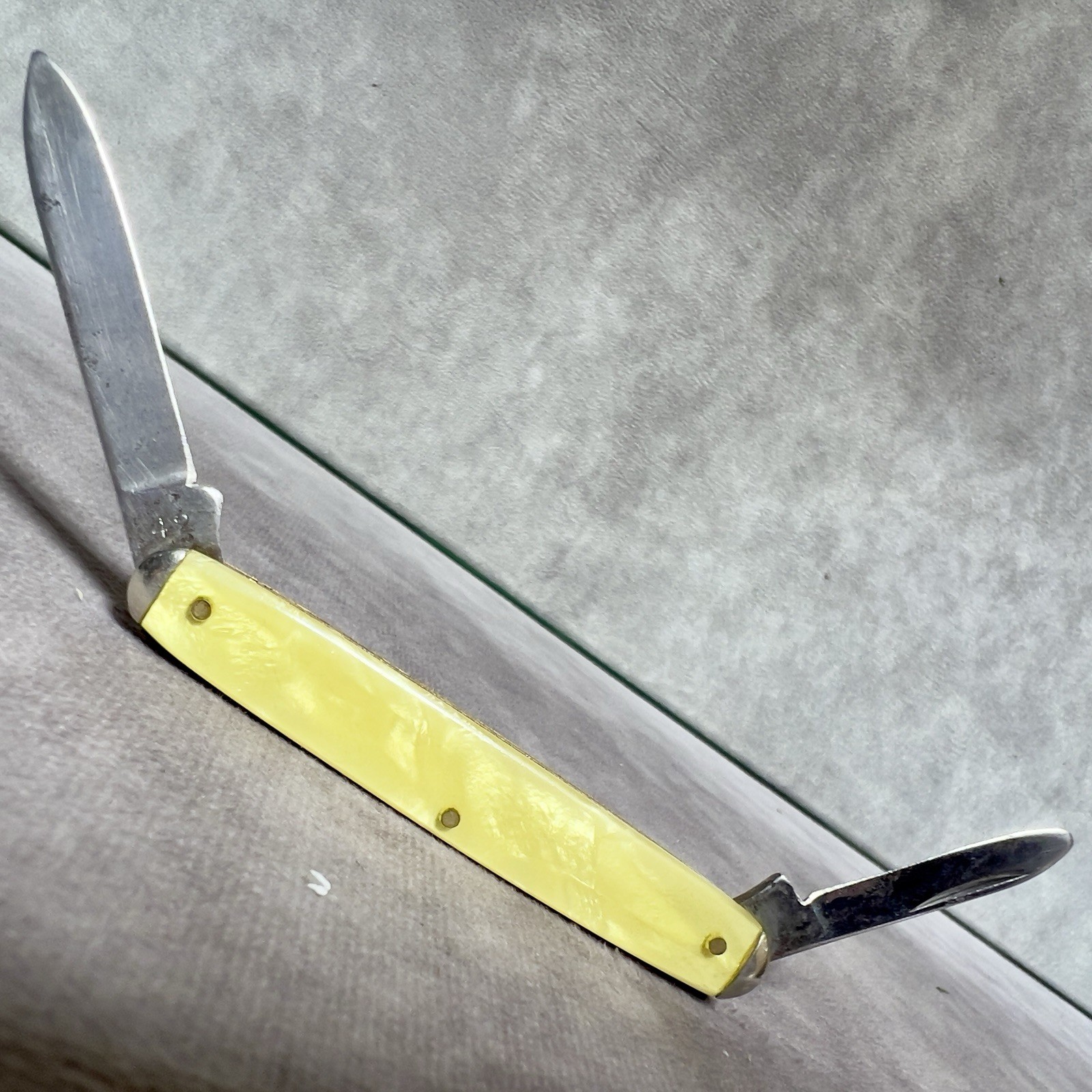 Vintage Camillus 2-Blade Pen Pocket Knife #42 Yellow Celluloid New York USA 