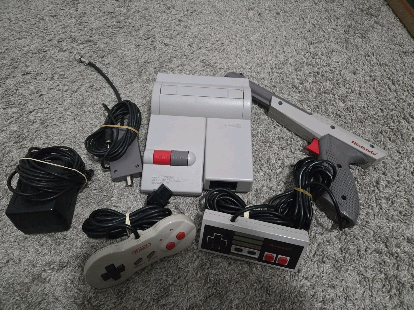 Nintendo NES-101 Top Loader Console Bundle Dogbone Controller Zapper Cables...