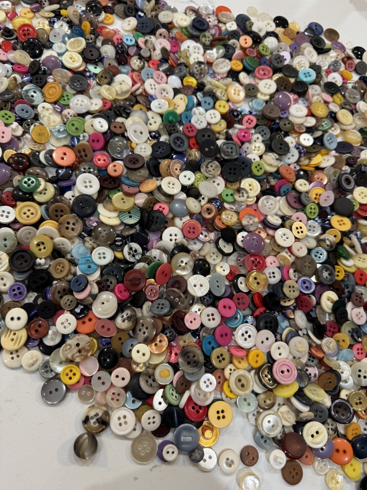 Huge Bulk Lot Vtg Sewing Buttons 2 lbs 1.4 oz Mixed Colors \