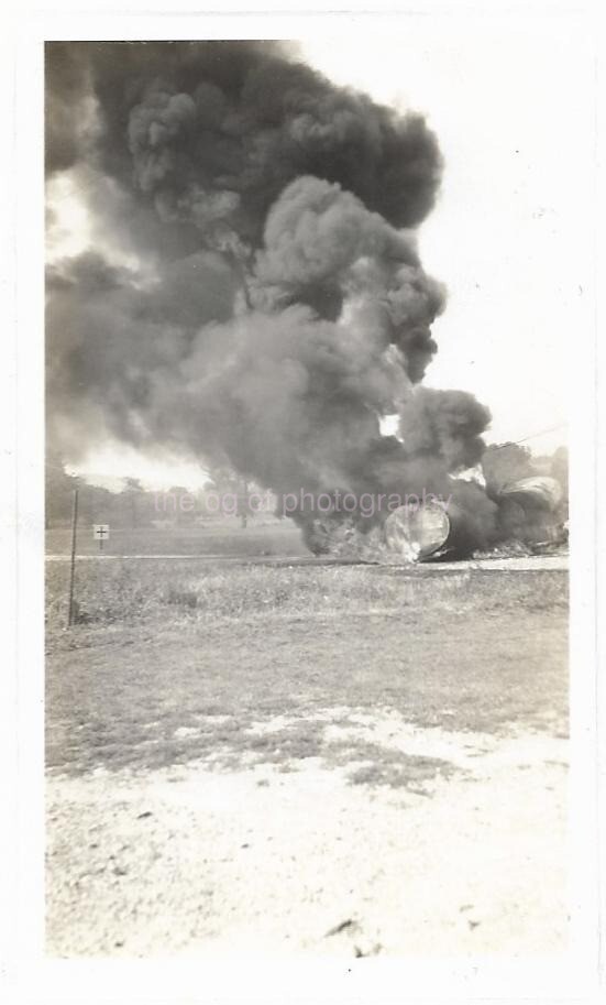FOUND FAMILY PHOTOGRAPH Black  + White VINTAGE Original  410 53 Y
