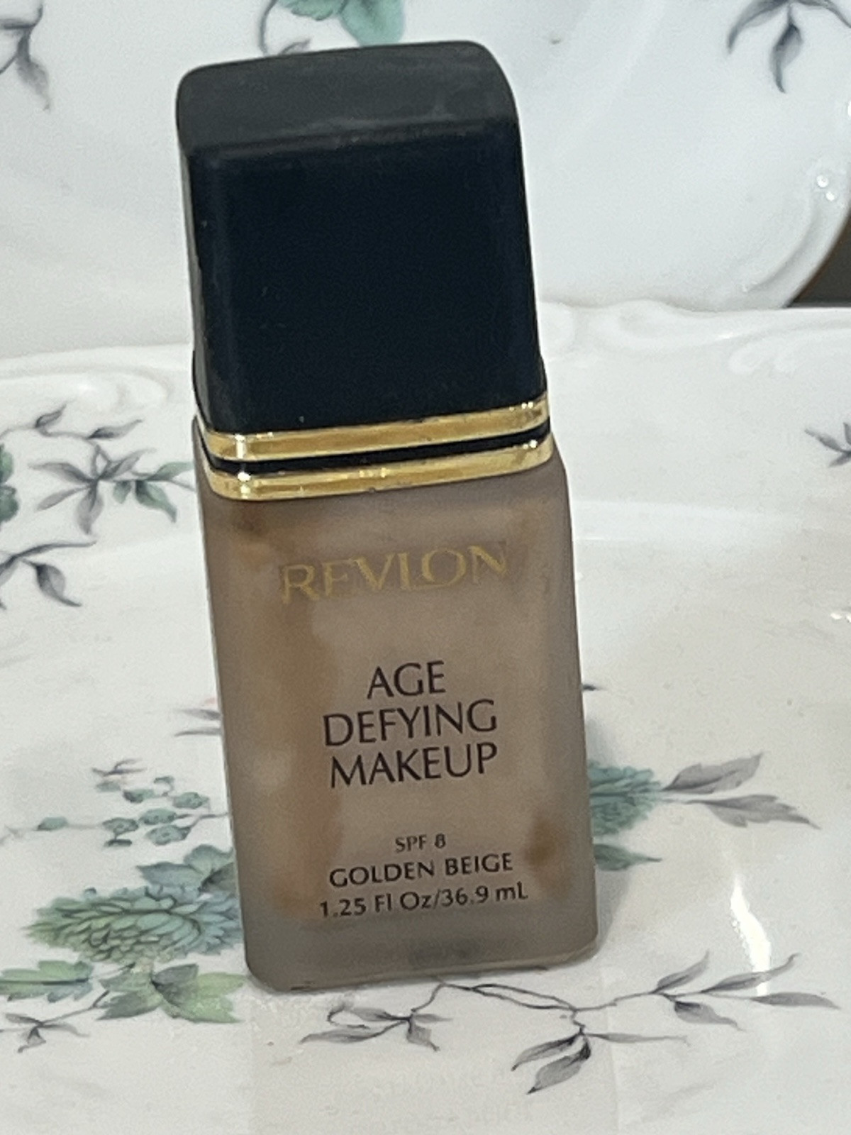 VINTAGE COLLECTIBLE REVLON AGE DEFYING MAKE UP SPF 8 FOUNDATION GOLDEN BEIGE NEW
