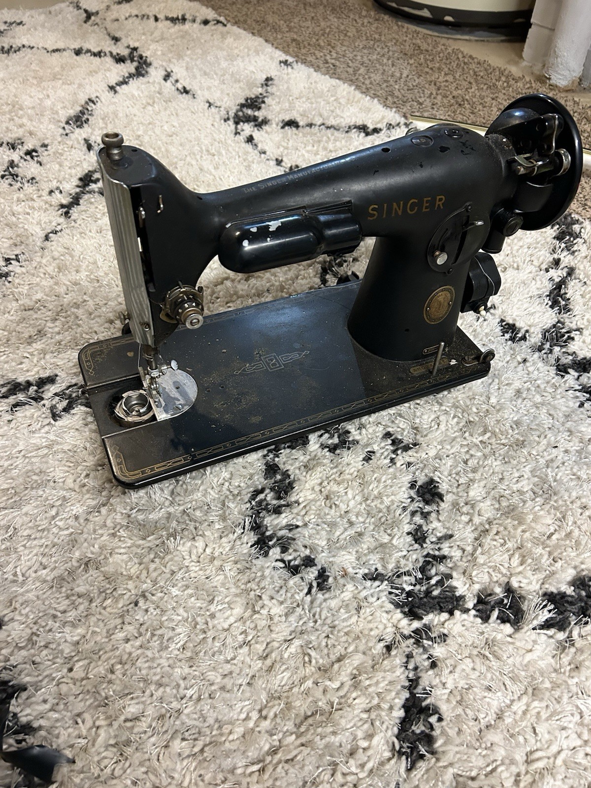 VINTAGE  40’s 50’s SINGER Sewing Machine