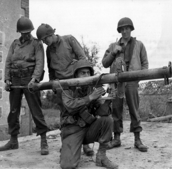 WW2 WWII Photo US Army Soldiers with German Panzerschreck World War Two / 1763