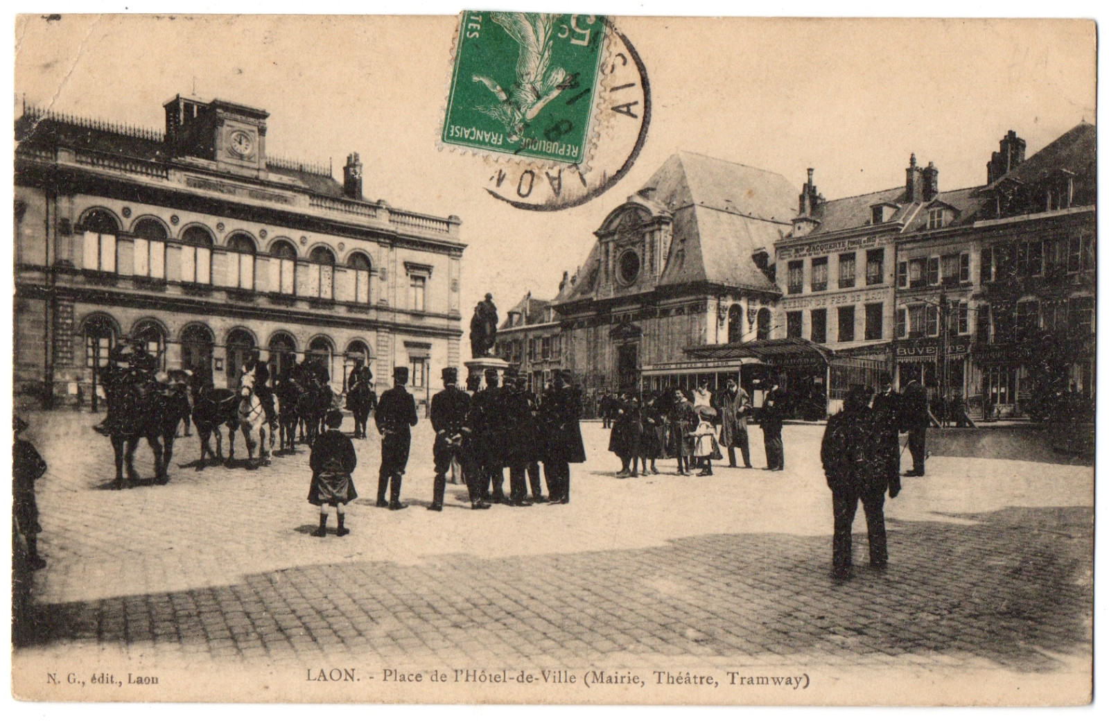 Old postcard 02 - Laon (Aisne) - Place de l\'Hôtel de Ville (Town Hall, Theatre, Tramway)