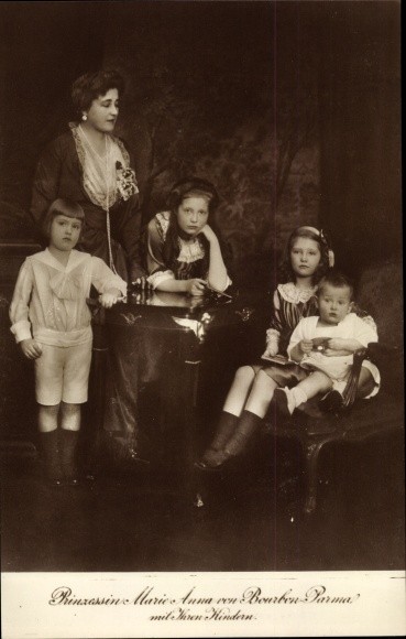 Postcard Princess Marie Anna of Bourbon Parma with children - 2590462