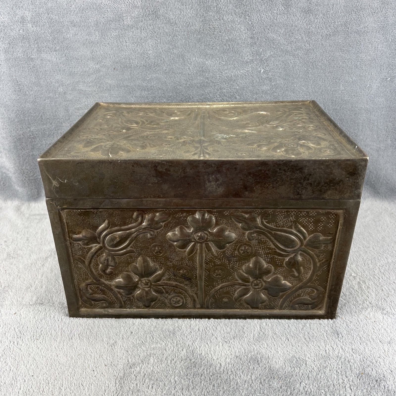 Vtg Hammered Tin Metal Box Trunk Silver Floral Emboss Felt Lined India 12.5x9x8