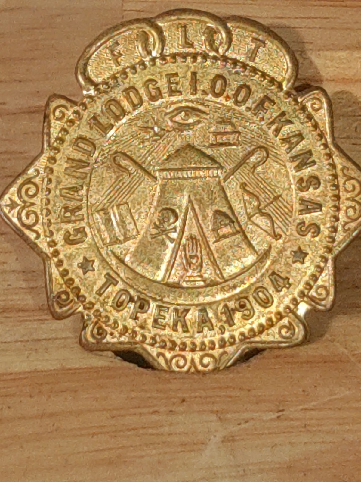 Antique Grand Lodge I.O.OF. Kansas Topeka 1904 Pin (Odd Fellows)