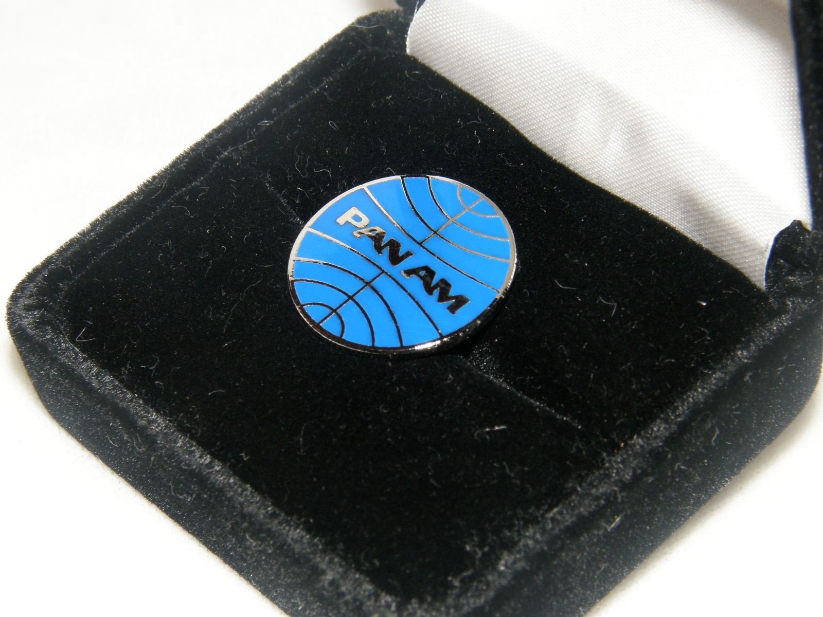 PAN AM LAPEL TACK PIN PAN AMERICAN AIRLINE RETIRED EMPLOYEE PILOT COLLECTIBLE 