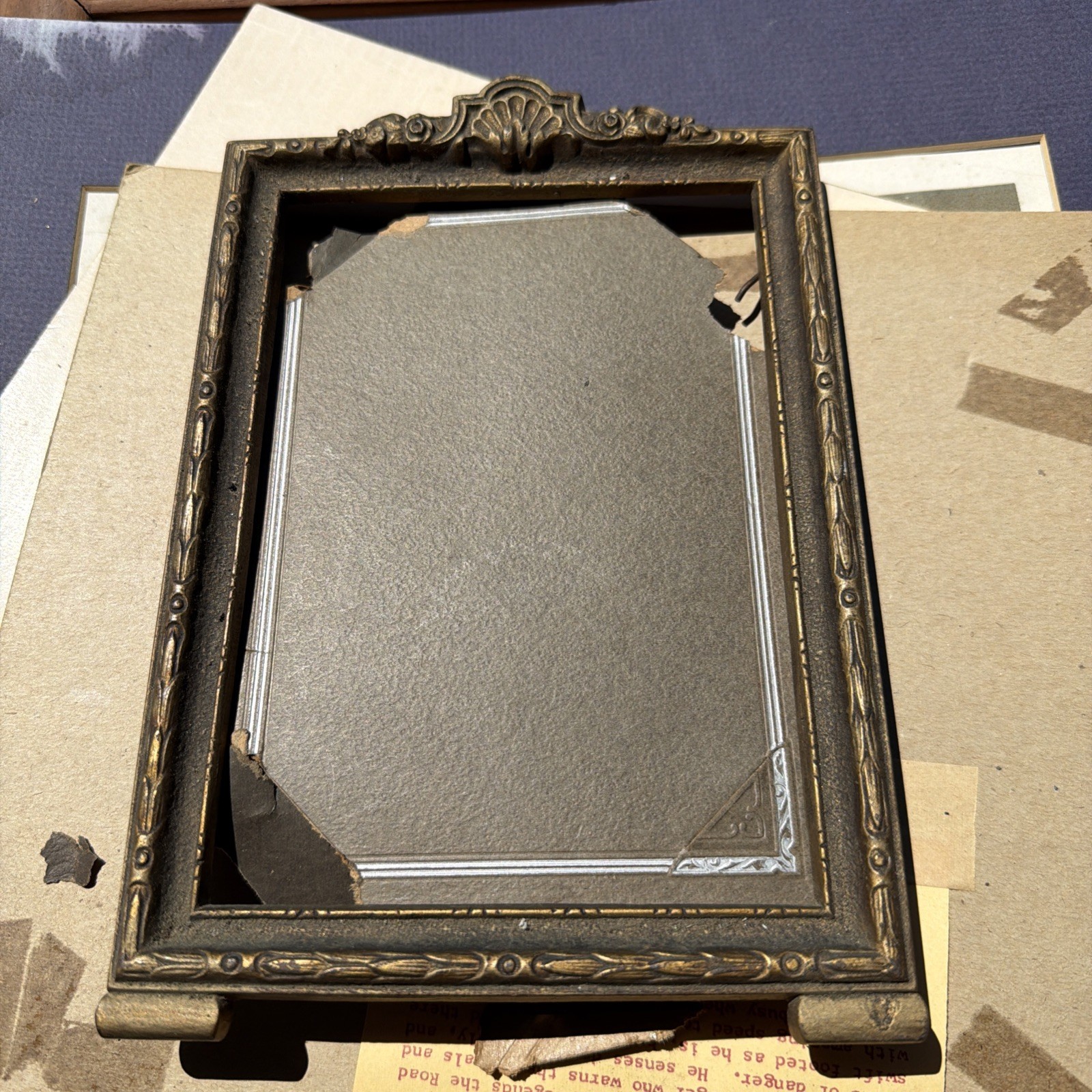 Vintage Ornate Gold Tone Metal Tabletop Picture Frame Stamped 9458 Rococo Shell