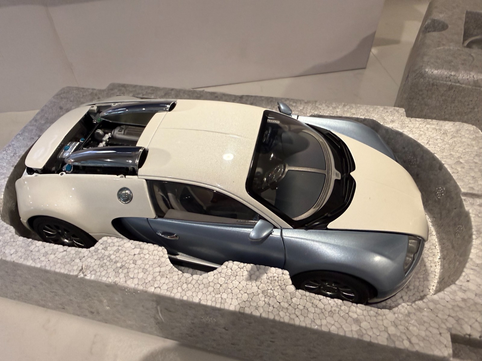 AUTOart Signature Bugatti EB 16.4 Veyron 1:18 Scale, Pearl/Ice Blue, Serial#2920