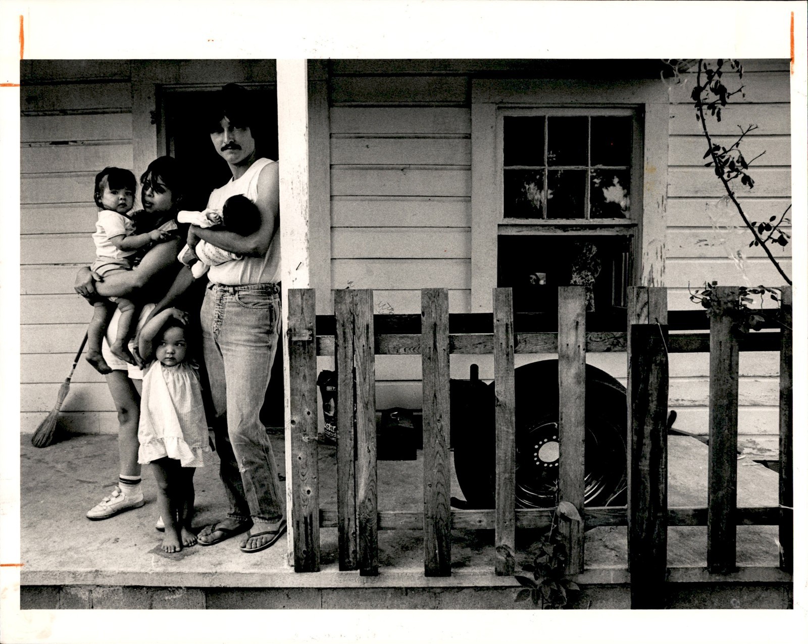 LD418 1986 Original 1986 Photo MIGRANT FIELD WORKER FAMILY AMERICAN POVERTY