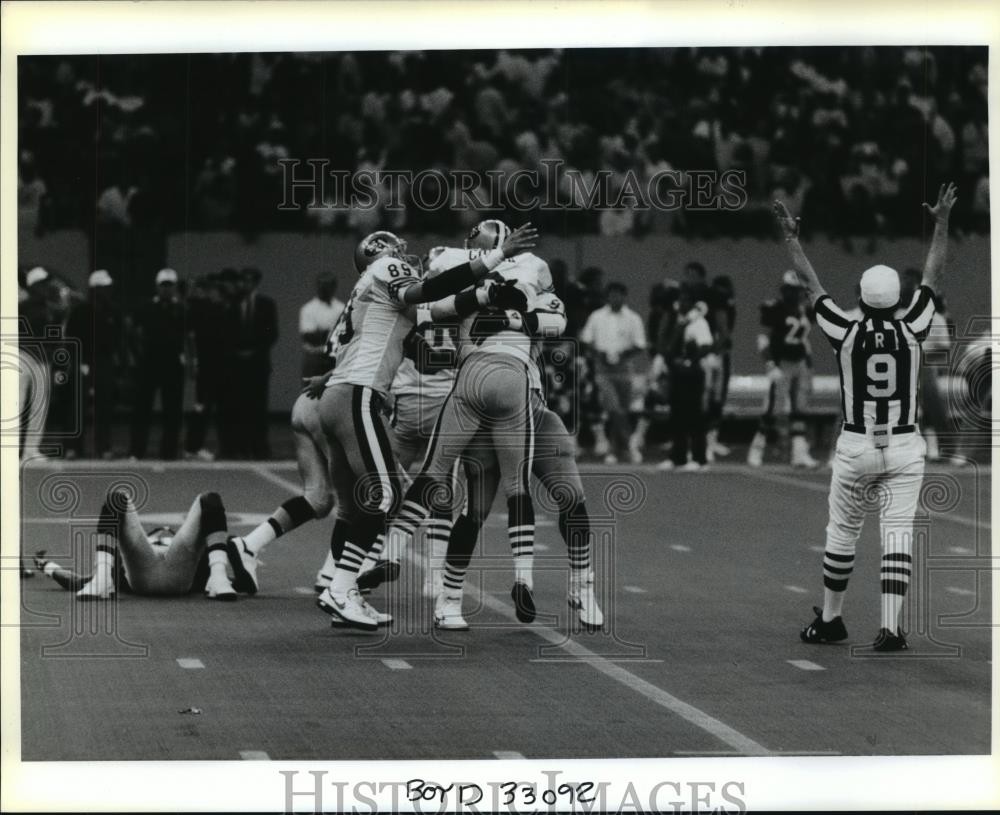 1990 Press Photo Football Player Mike Cofer with Others in Game - nos06982