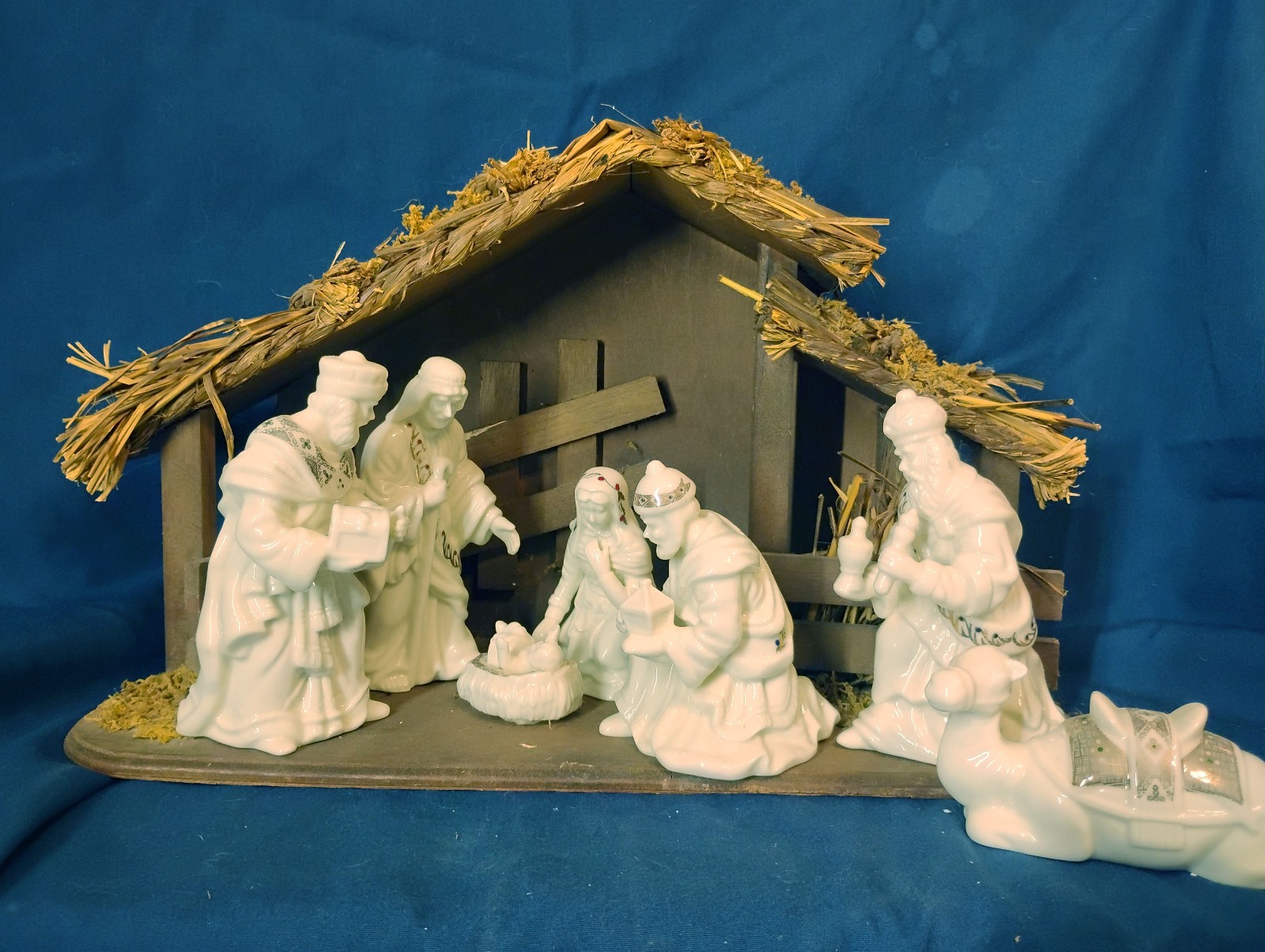 Carlton Cards The Silent Night Nativity Set - 7pc  6”  Porcelain W/ Wood Manger