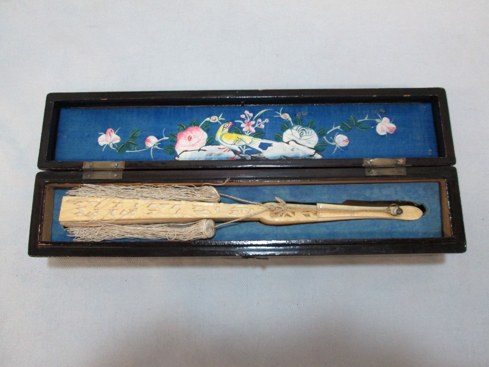 ANTIQUE CHINESE FOLDING HAND FAN EMBROIDERY SILK DRAGONS CARVED RIBS W/BOX