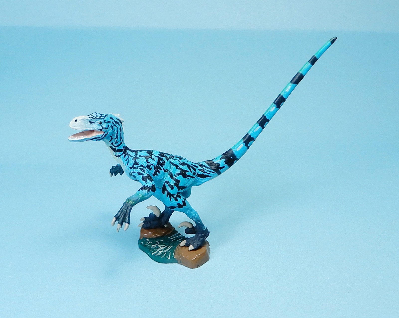 Kaiyodo UHA dinosaur Dinotales Dinosaur Expo 2002 Deinonychus figure US seller