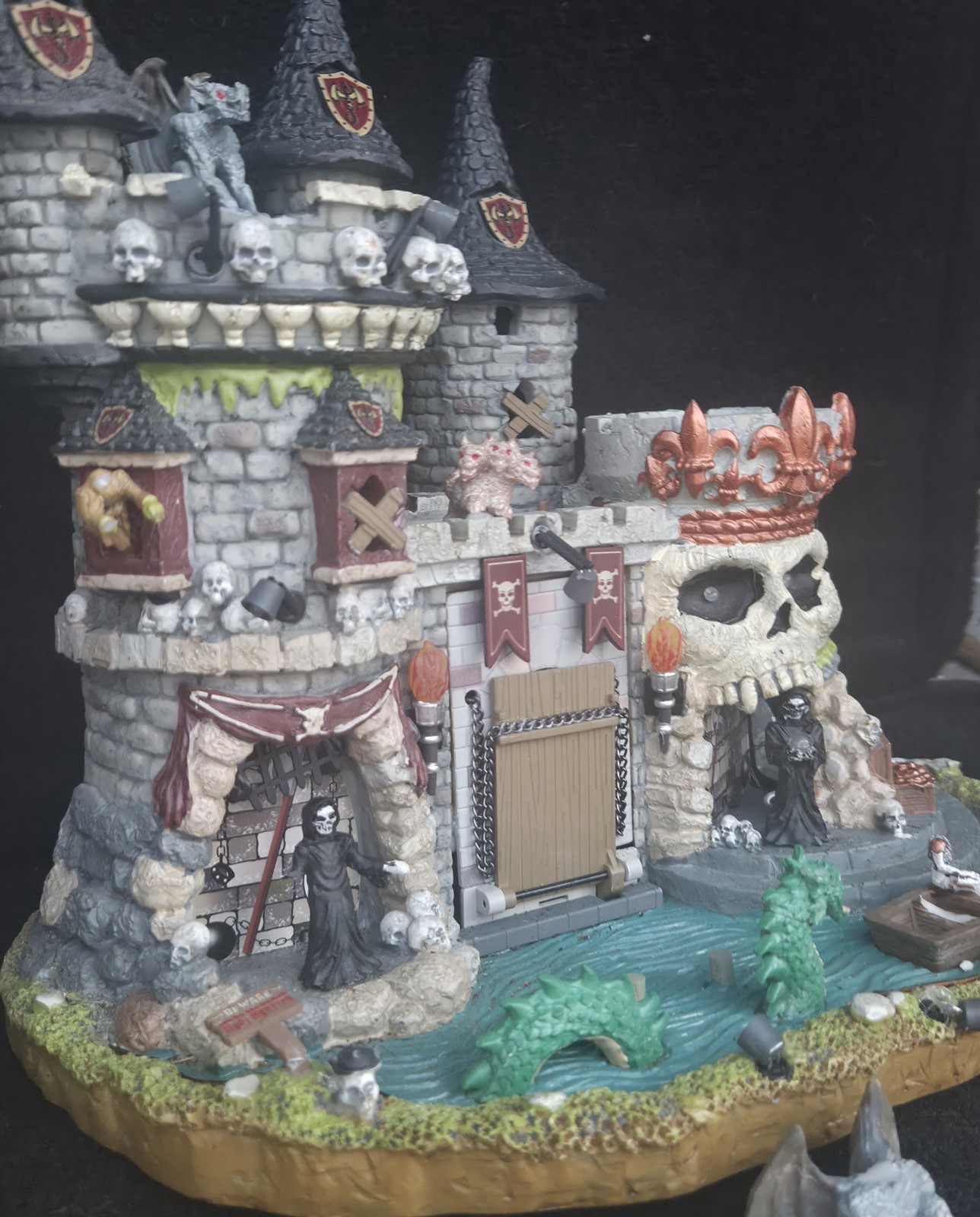 Lemax Medi-evil Castle Spooky Town Halloween Village Building UNTESTED SEE PICS