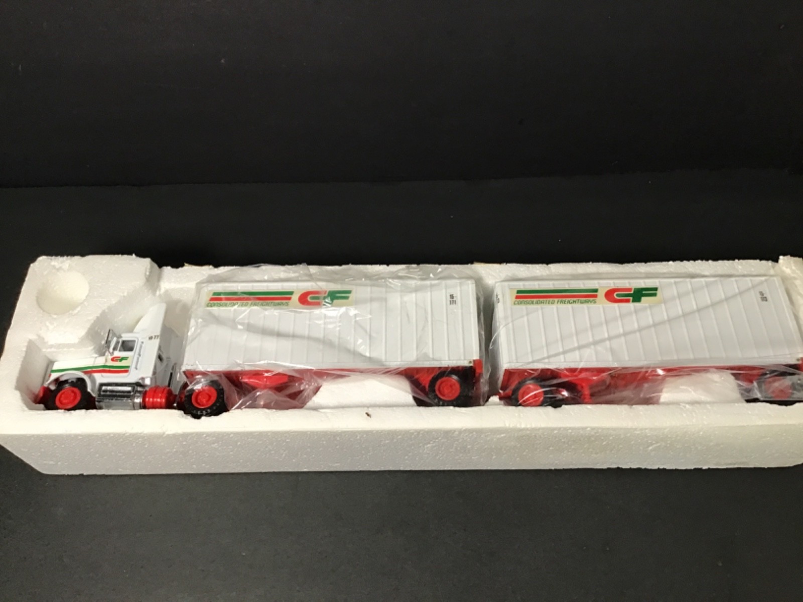 Tonkin Truck Consolidated Freightways Freightliner W/28' Doubles Trailers 1:53
