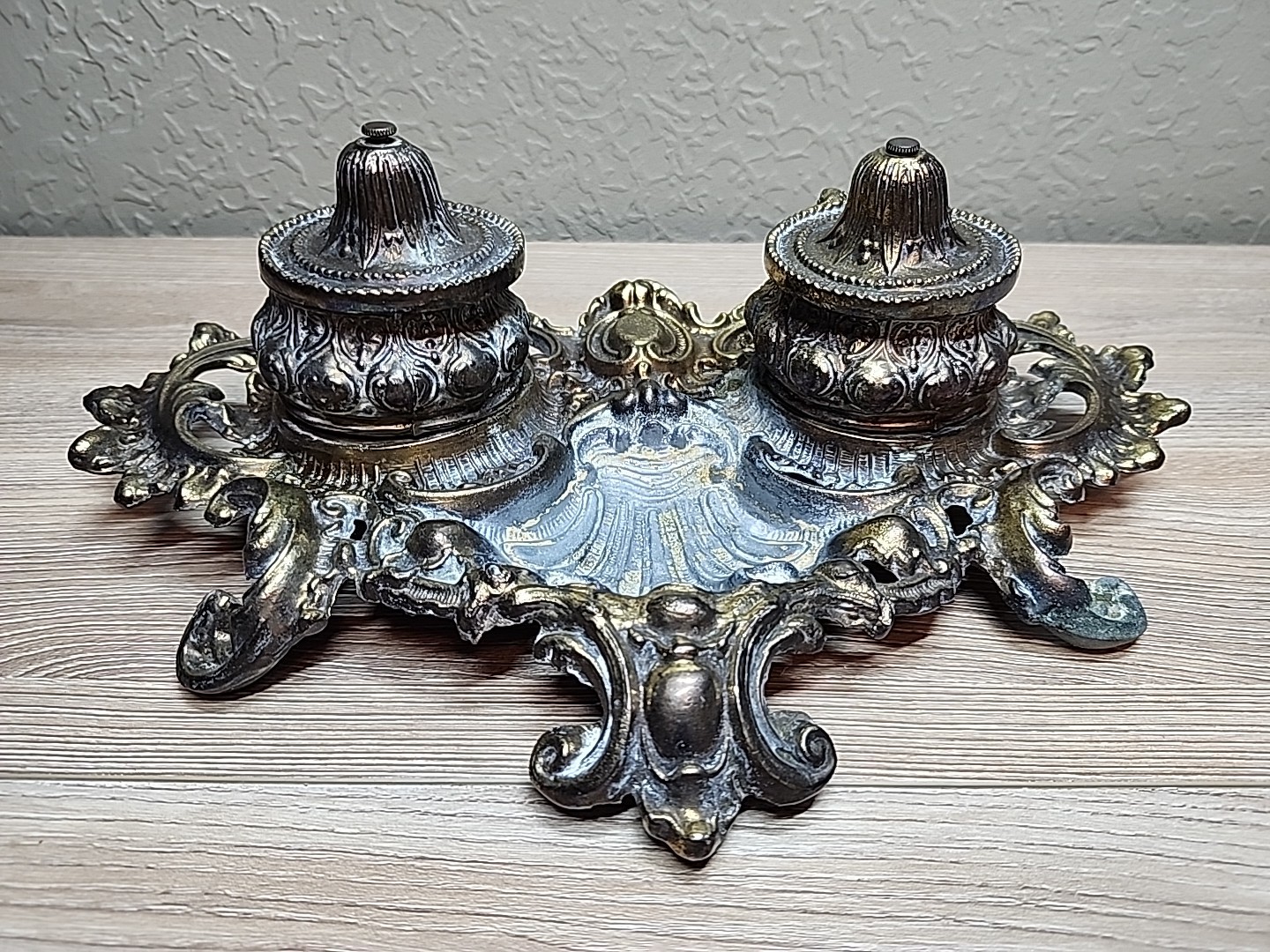 Vintage Victorian Bratt & Sons Ornate Dual Inkwell & Inserts Desk 12 5/8