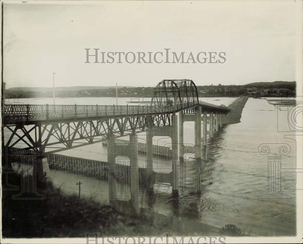 Press Photo The new Hudson Wisconsin Bridge looking Northeast - lra99261
