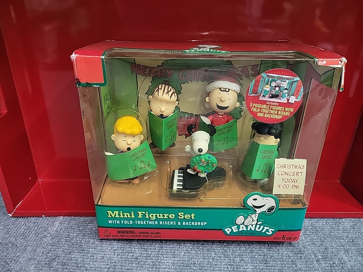 Peanuts Christmas Concert 5 Pc Figure Complete with Play Stage New in Box
