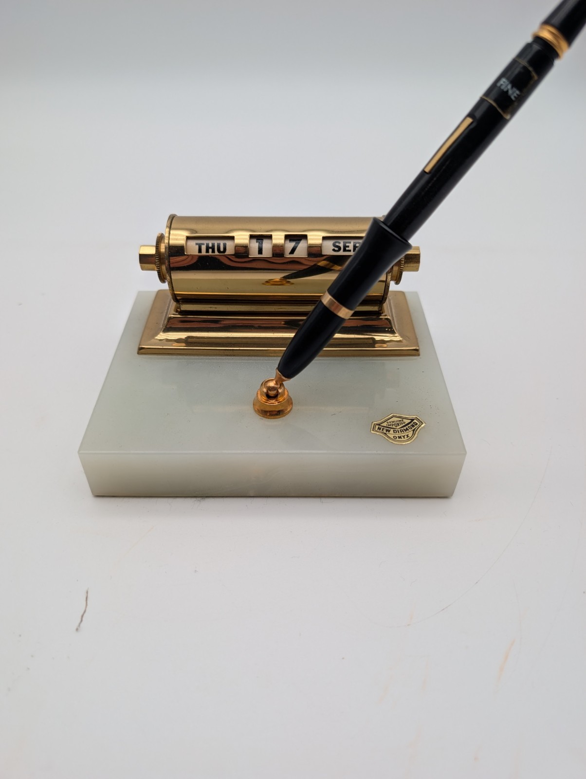 Vintage New Diamond White Onyx Desk Pen Letter Holder & Perpetual Calender 