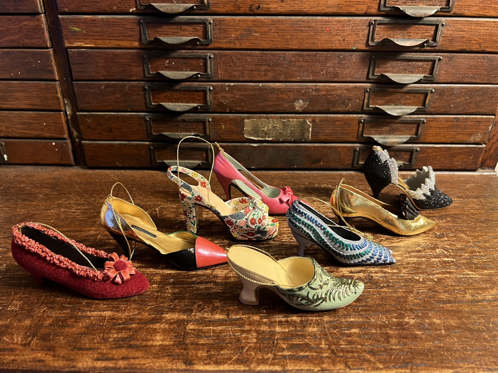 Lot 8: Metropolitan Museum Art New York Shoe Christmas Ornament MMA Box Zigzag