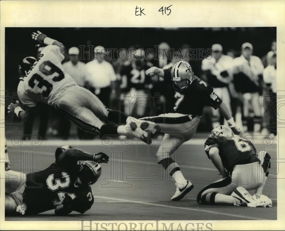 1992 Press Photo New Orleans Saints Kicker Morten Andersen in Action - nos01800