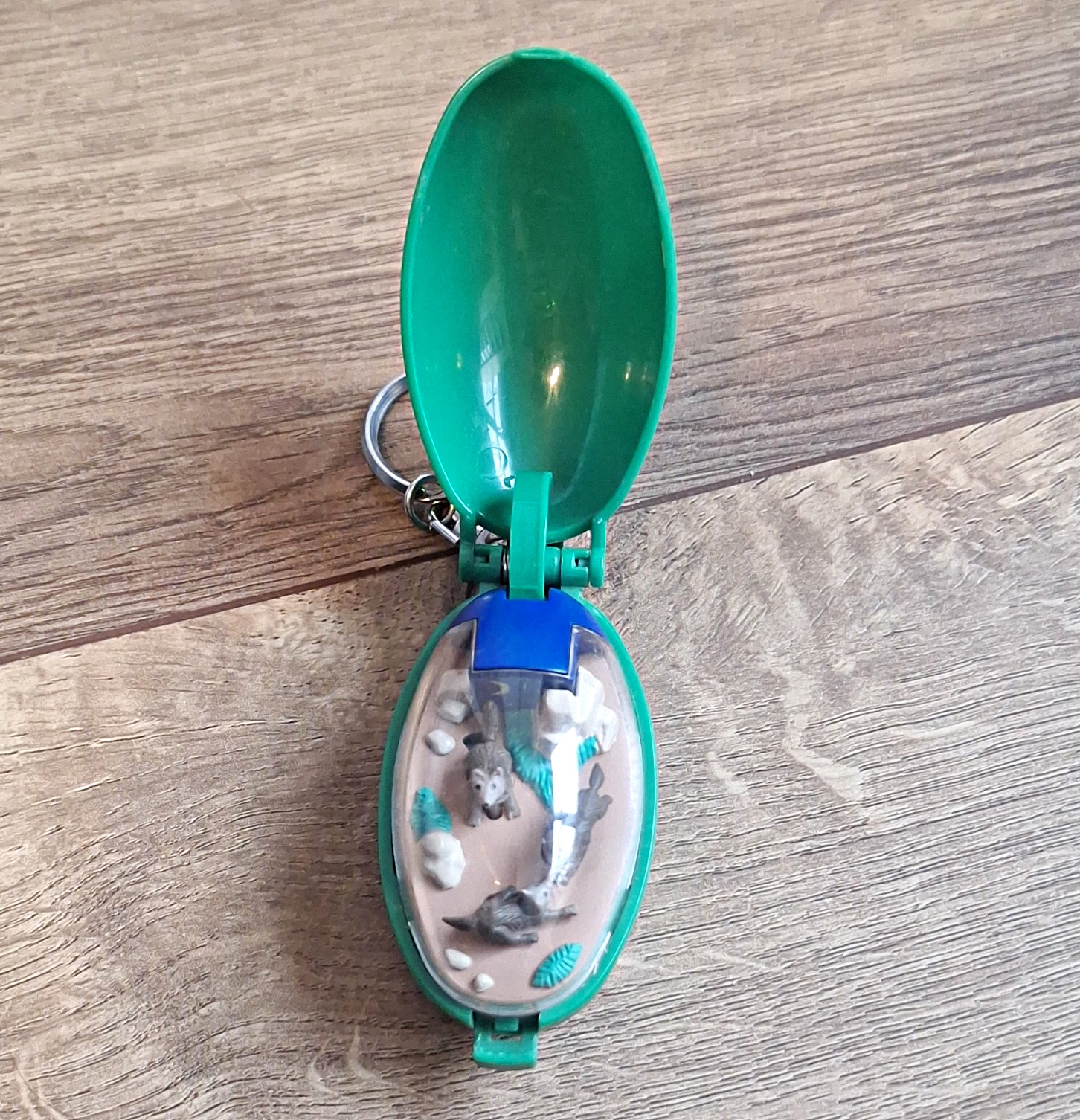 Wolf Family Green Plastic Keychain 1993 Takara, Works