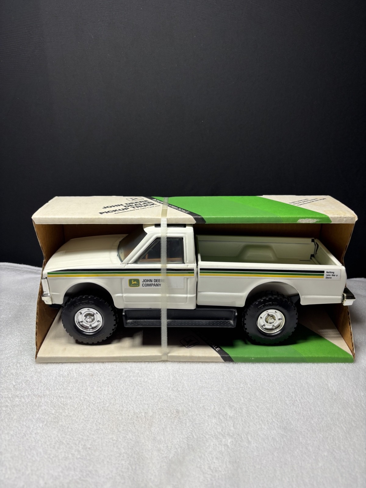 Vintage Ertl John Deere Dealer Pickup Truck 1:16 Scale
