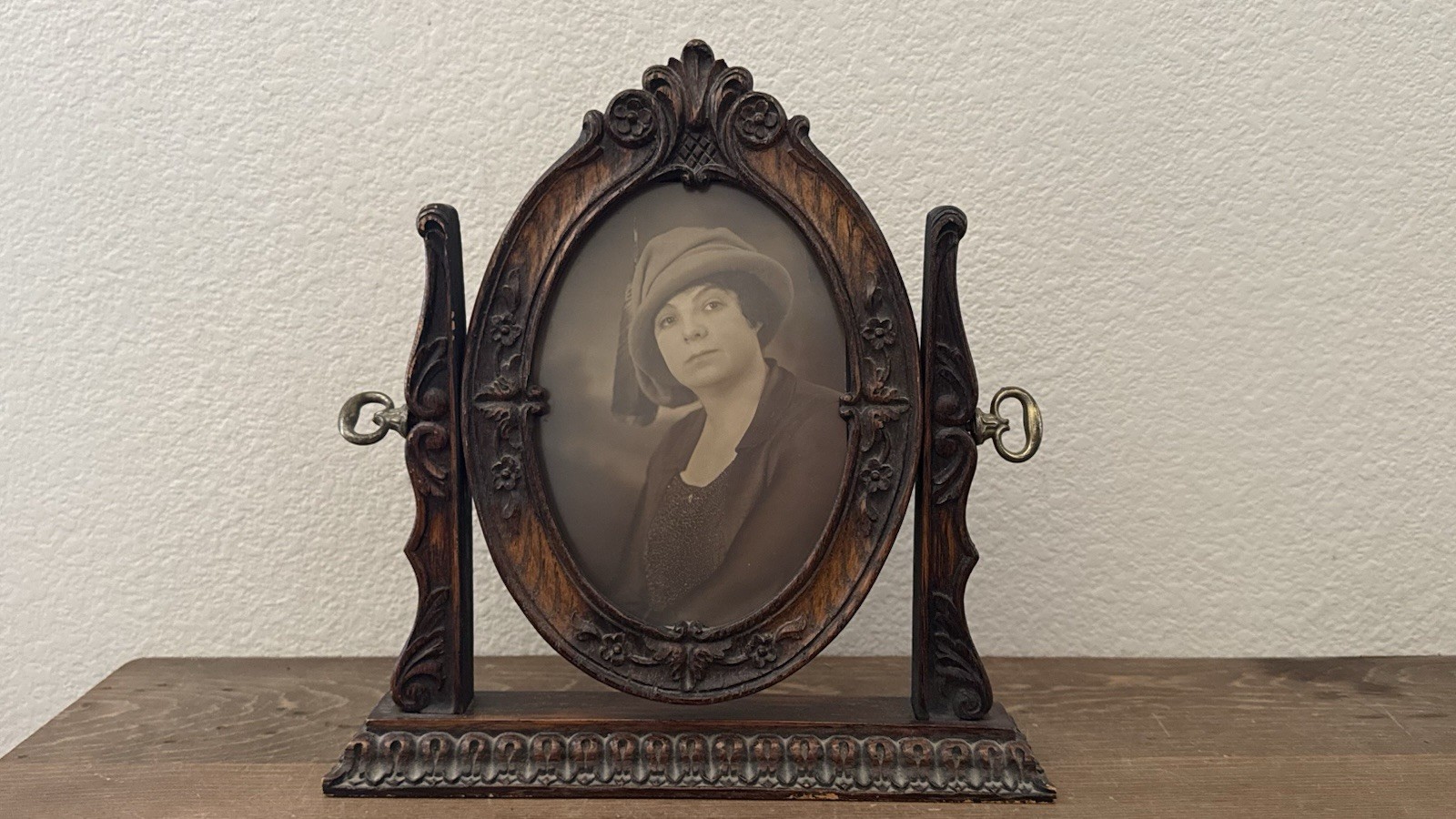 Ornate Victorian Style Oval Swivel Faux Carved Mahogany  Picture Frame 4x6
