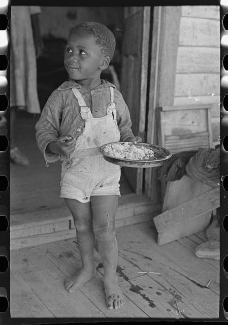 Photo:Southeast Missouri 1938 Sharecropper Child Holding Plate