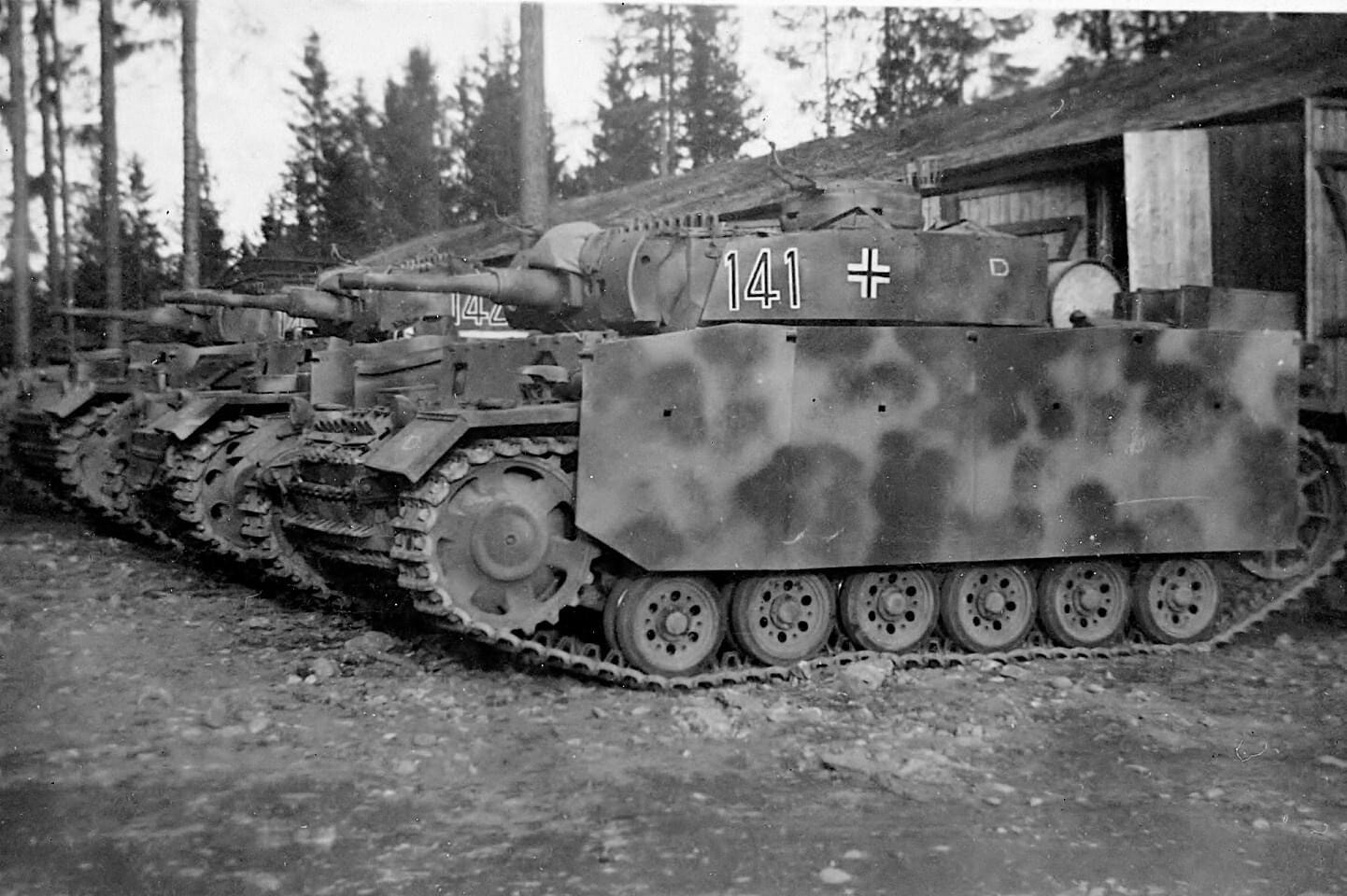 WW2 WWII Photo German Panzerkampfwagen III Tanks Panzer World War Two 4344