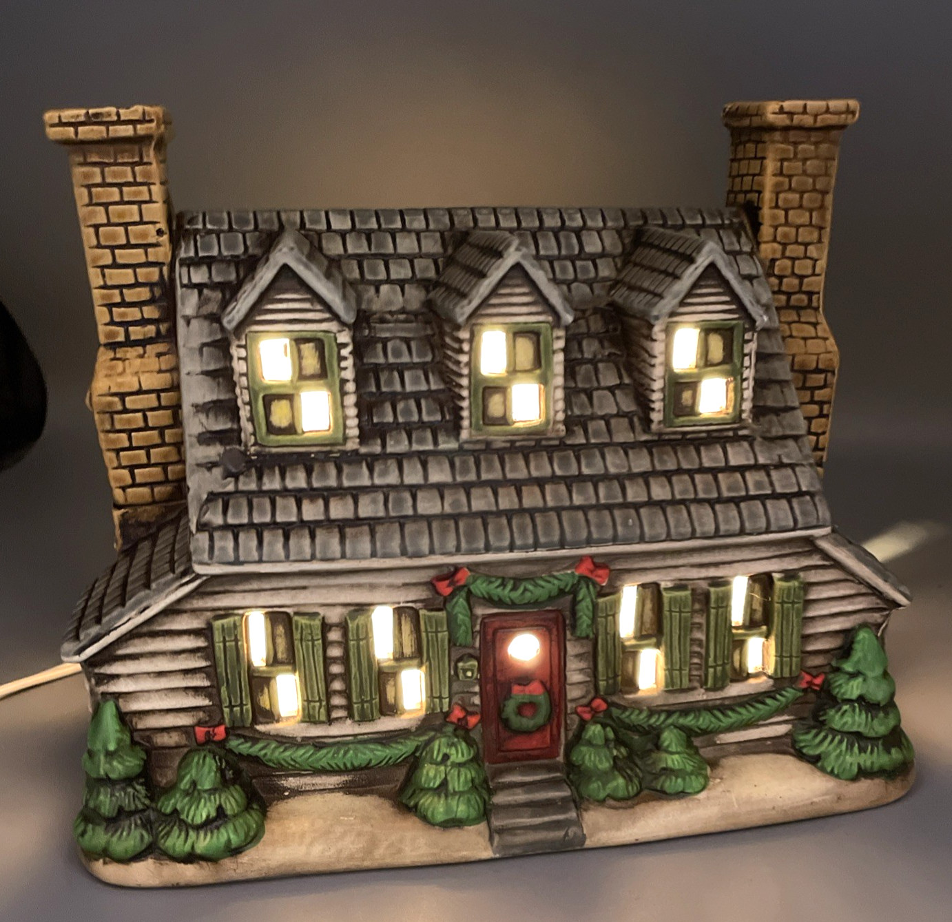 Lefton Colonial Village 1986 - Kings Cottage #05890 - Light Up w/ Storage Box