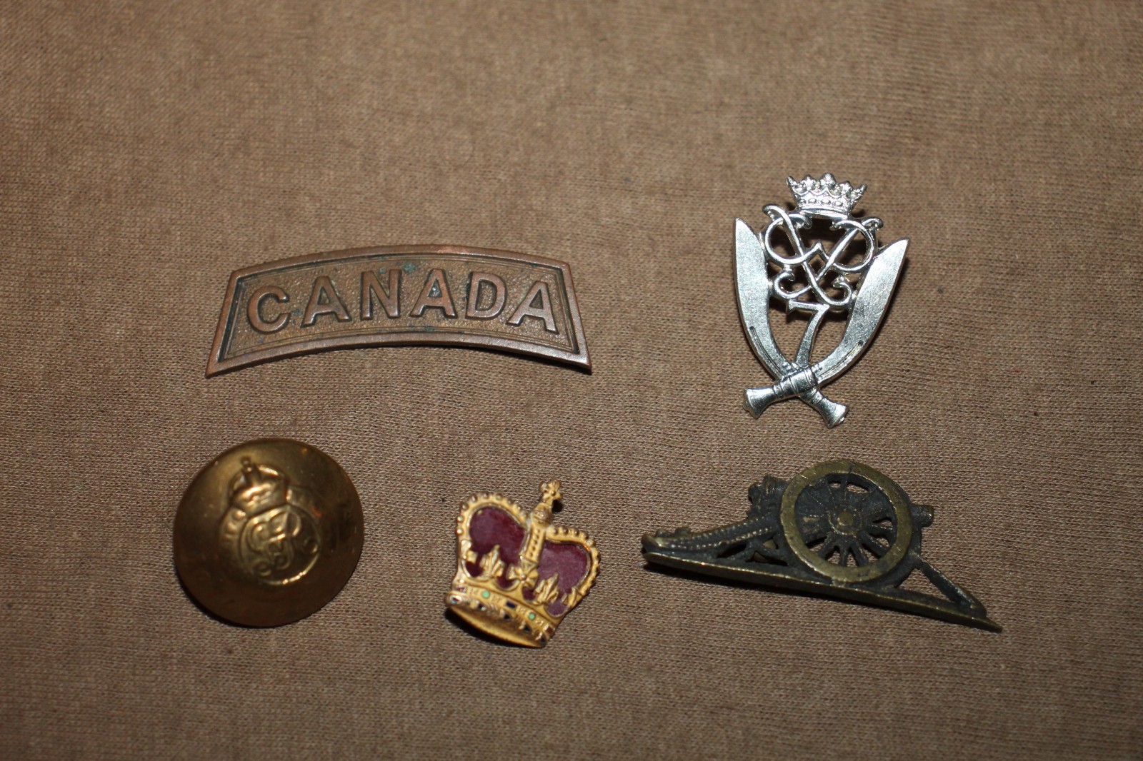Original WW2 Royal British & Canadian Metal Insignia & Button Lot