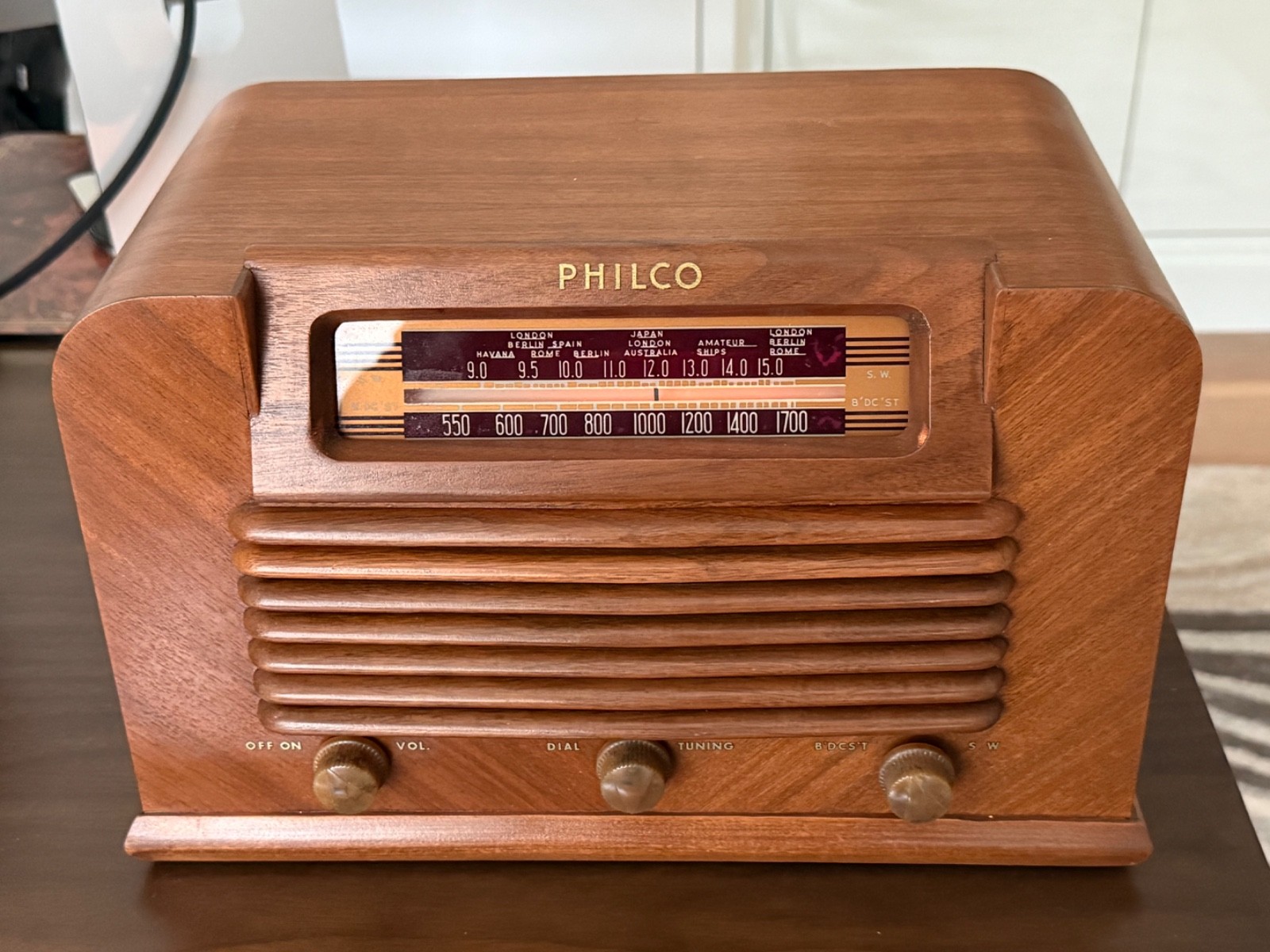 Vintage 1942 PHILCO Tube Radio 42-322 - WORKS - Beautiful Cabinet