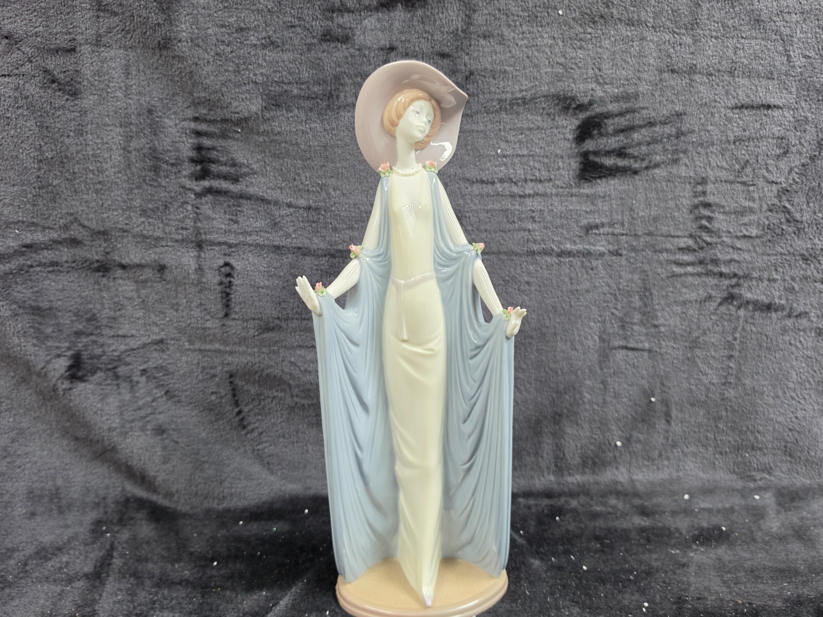 LLadro 1428 Afternoon Tea Elegant Ladies Collection Porcelain Figurine 14 1/4